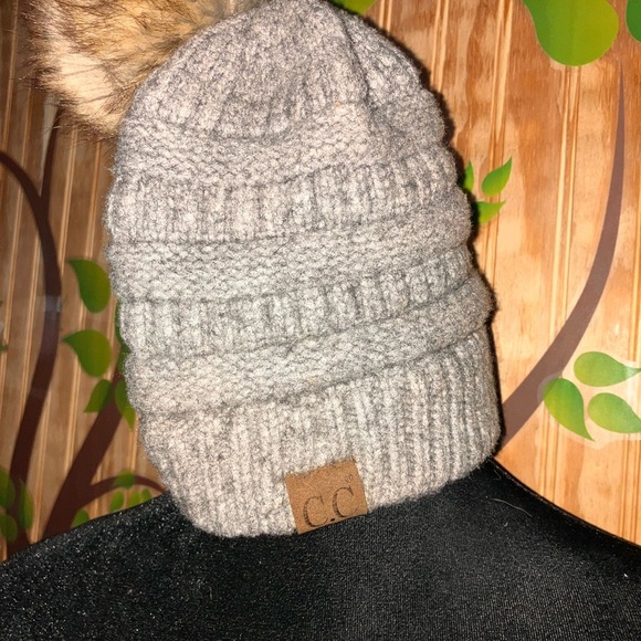 Adult pompom beanie CC. - Picture 1 of 4